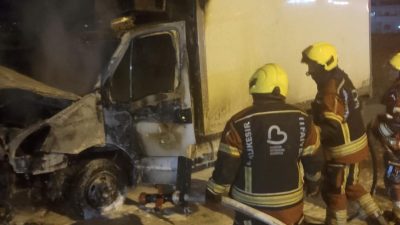 Bandırma’da bir otomobilde çıkan yangın, itfaiye ekiplerinin zamanında müdahalesiyle büyümeden