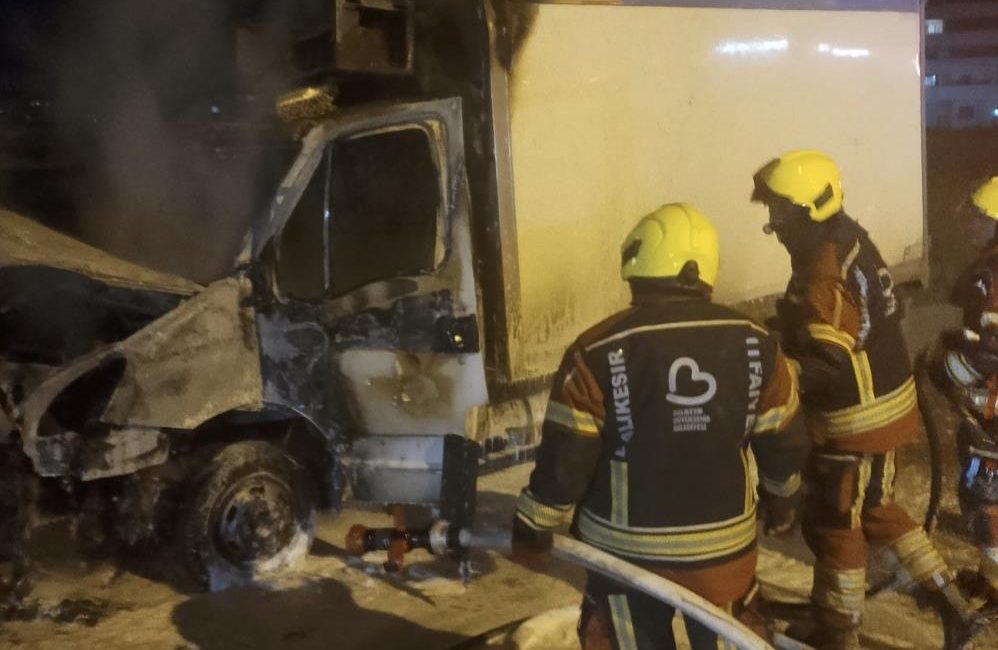 Bandırma’da bir otomobilde çıkan yangın, itfaiye ekiplerinin zamanında müdahalesiyle büyümeden