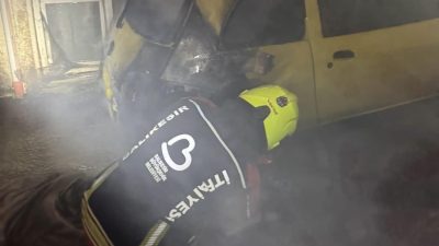 Bandırma’da bir araçta çıkan yangın, ekiplerin zamanında müdahalesiyle büyümeden söndürüldü.