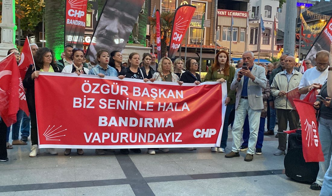 Kararın ardından CHP’liler Cumhuriyet Meydanı’nda toplandı CHP Genel Merkezi’nin üyelerine yaptığı çağrının ardından Bandırma’da partililer Cumhuriyet
