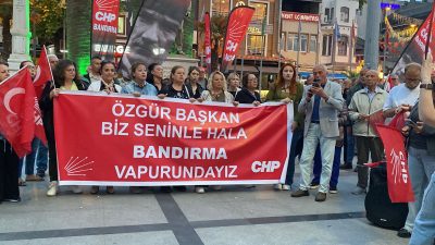 CHP Genel Merkezi’nin üyelerine yaptığı çağrının ardından Bandırma’da partililer Cumhuriyet