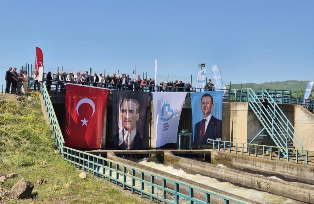 Manyas Barajı’nda kapaklar açıldı, kanallara su verilmeye başlandı Balıkesir’de doluluk oranı yüzde 85’in üzerine çıkan Manyas Barajı’nda kapaklar