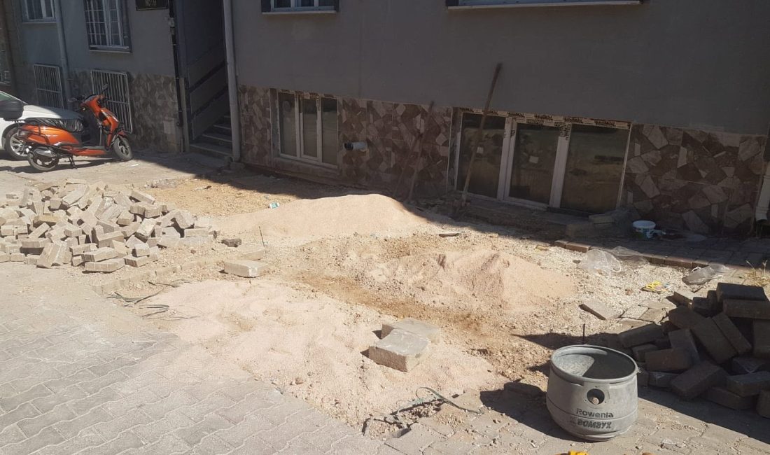 Bandırma Belediyesi ekipleri, altyapı çalışmaları nedeniyle bozulan yol ve kaldırımları