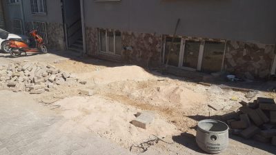 Bandırma Belediyesi ekipleri, altyapı çalışmaları nedeniyle bozulan yol ve kaldırımları