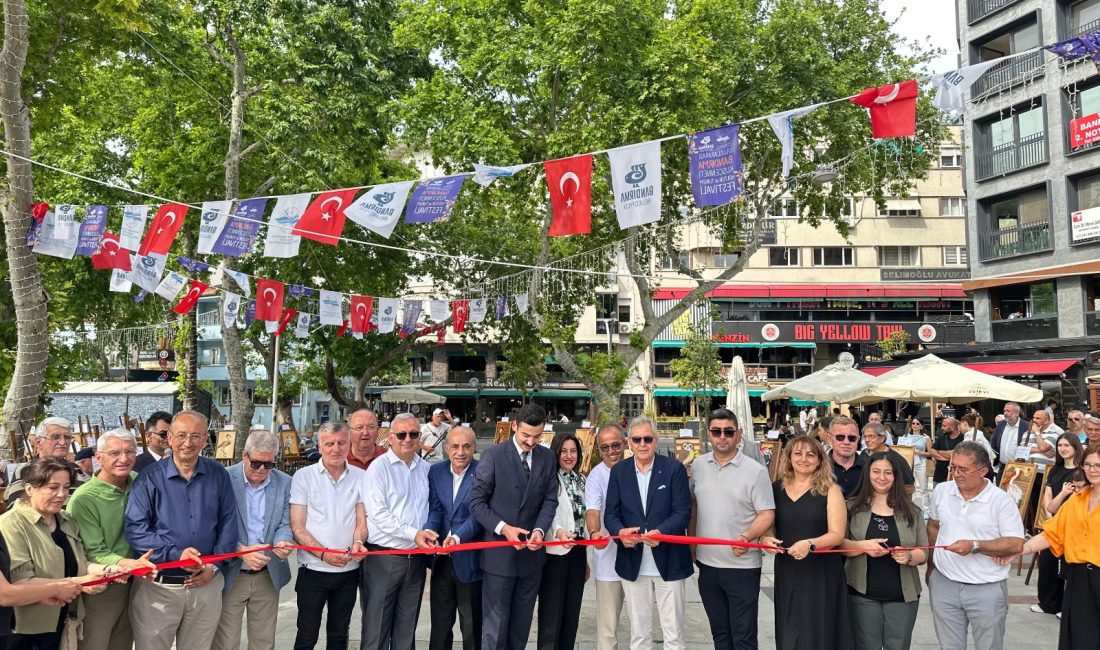 Bandırma Cumhuriyet Meydanı’nda açılan “Kuşlarımız Ahşapta” Rölyef Sergisi, kuşların zarafetini
