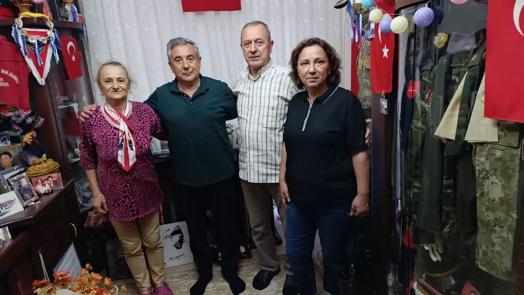 Babalar Günü’nde Bandırmalı Şehit Ailesine anlamlı ziyaret AK Parti Bandırma İlçe Başkanı Göksel Karlahan ve yönetim kurulu