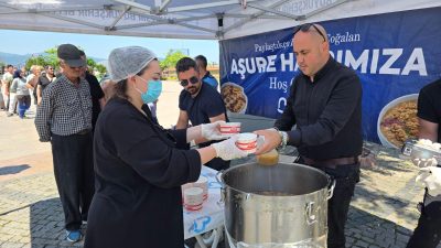 Balıkesir Büyükşehir Belediyesi tarafından Bandırma’da gerçekleştirilen aşure hayrında bin 300