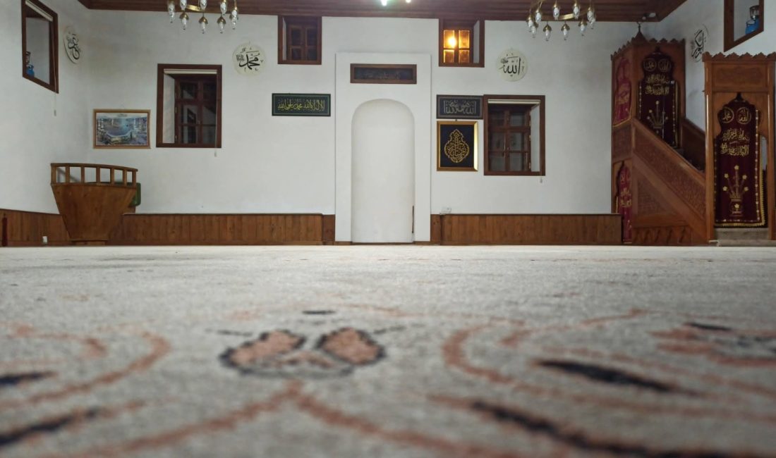 Edincik Emir Sultan Camii’nde Kâbe Örtüsü ziyarete açılıyor Bandırma Edincik Emir Sultan Camii, Kâbe-i Muazzama’nın örtüsü olan Kisve-i