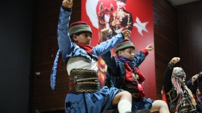 Edremit Belediyesi Atatürk Gençlik Merkezi Bağlama Atölyesi kursiyerleri tarafından hazırlanan
