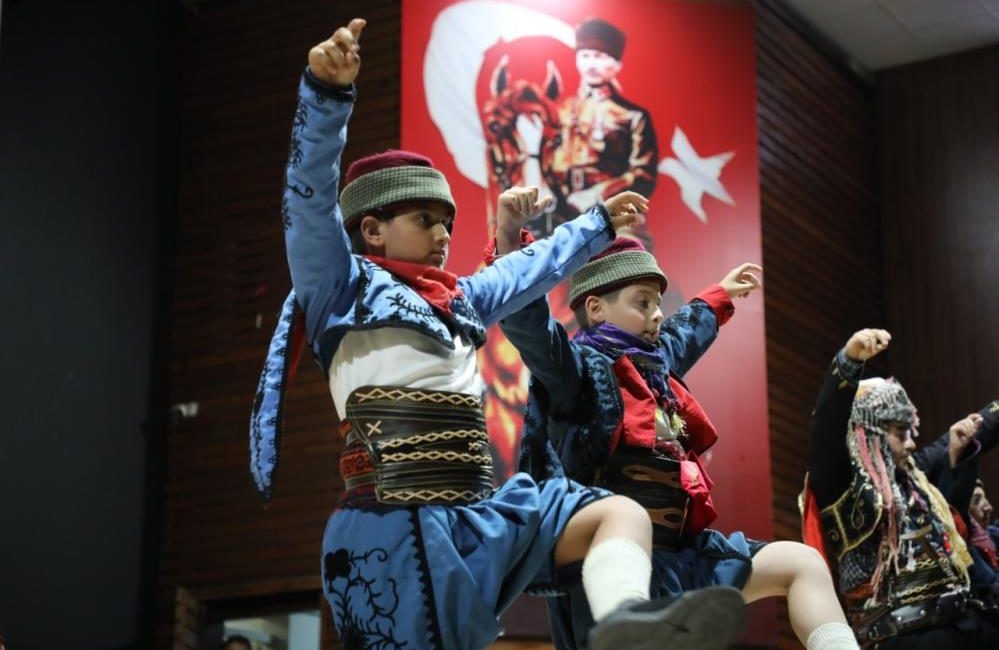Edremit Belediyesi Atatürk Gençlik Merkezi Bağlama Atölyesi kursiyerleri tarafından hazırlanan