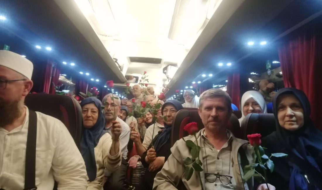 Hac Görevini Tamamlayan Bandırmalılar Yurda Döndü Bandırma’dan kutsal topraklara giderek hac ibadetlerini yerine getiren vatandaşlar, 100.