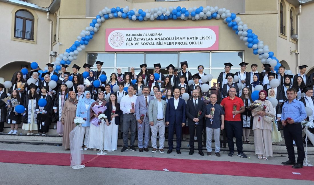 Bandırma’da öğrenciler mezuniyetlerini kutladı Ali Öztaylan Anadolu İmam Hatip Ortaokulu’nun mezuniyet töreninde öğrenciler kep