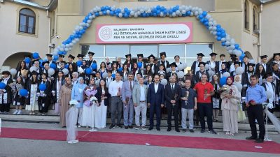 Ali Öztaylan Anadolu İmam Hatip Ortaokulu’nun mezuniyet töreninde öğrenciler kep