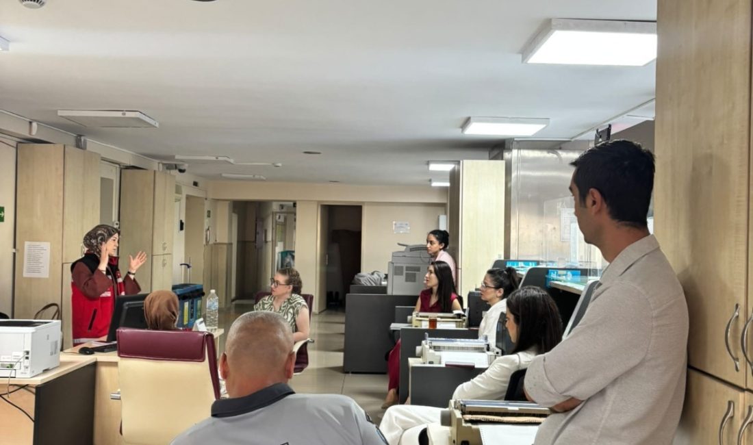 Bandırma’da PTT Personeline Şiddetle Mücadele Eğitimi Verildi Bandırma Sosyal Hizmet Merkezi Müdürlüğü tarafından düzenlenen eğitim programında, PTT