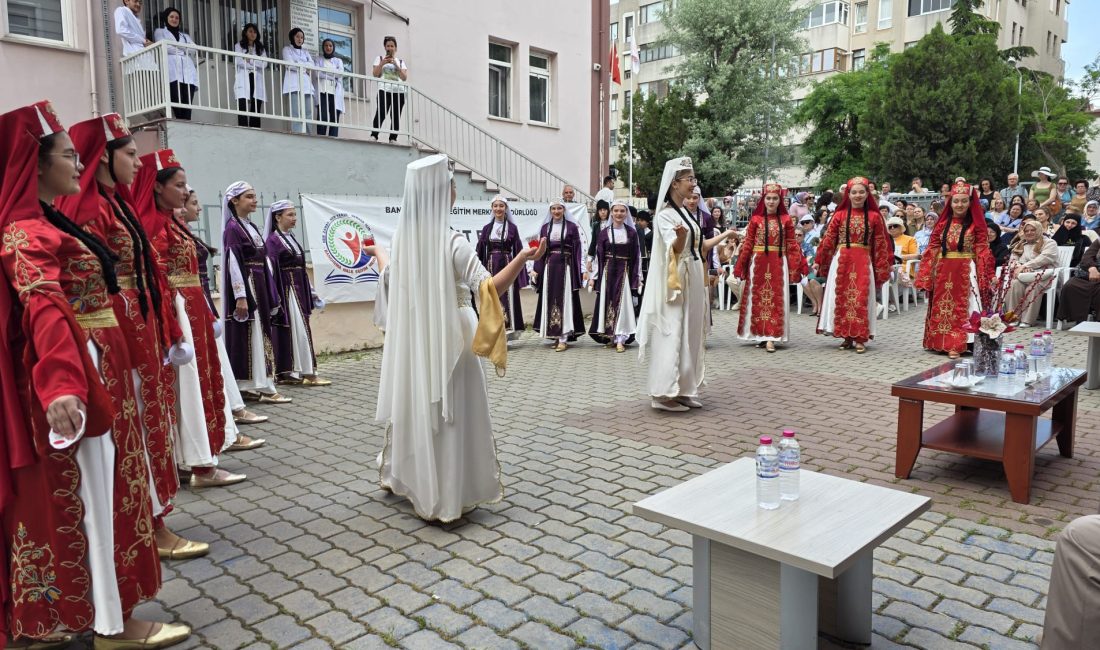 Bandırma’da Hayat Boyu Öğrenme Şenliği Açıldı Bandırma Halk Eğitimi Merkezi tarafından düzenlenen Hayat Boyu Öğrenme Şenliği