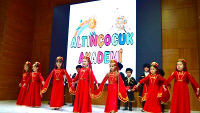 Bandırma Onyedi Eylül Üniversitesi’nde düzenlenen Halk Oyunları Şenliği’nde Altın Çocuk