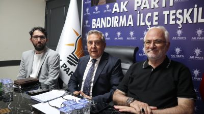 AK Parti Bandırma İlçe Başkanı Göksel Karlahan, düzenlediği basın toplantısında