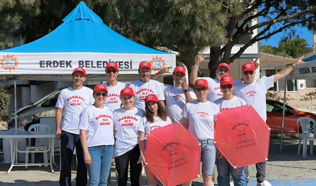 Erdek Tatlısu’da düzenlenen 1. Uçurtma Festivali, uçurtmaların gökyüzünü renklendirdiği ve