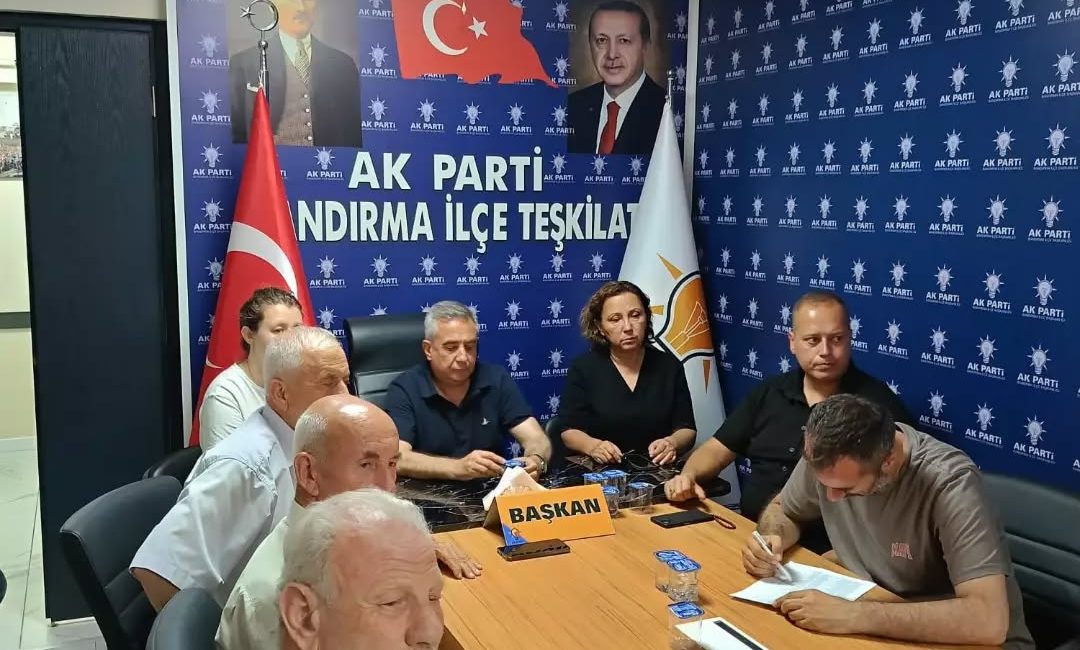 AK Parti Bandırma İlçe Başkanlığı, mahalle başkanlarının katılımıyla düzenlenen toplantıda