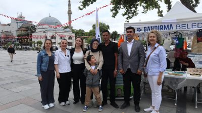 İYİ Parti Bandırma İlçe Başkanlığı tarafından Cumhuriyet Meydanı’nda düzenlenen açık