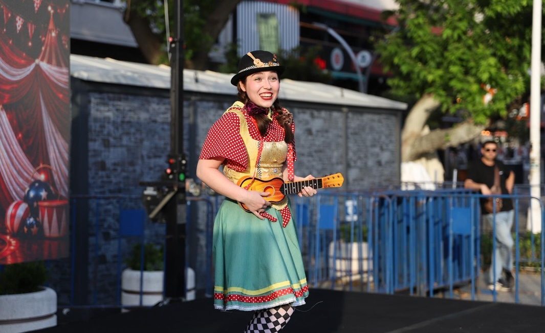 Bandırma Kuşcenneti Festivali kapsamında sahnelenen Eğlence Karnavalı Çocuk Show’da şarkılar,