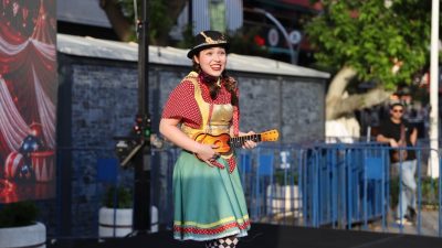 Bandırma Kuşcenneti Festivali kapsamında sahnelenen Eğlence Karnavalı Çocuk Show’da şarkılar,