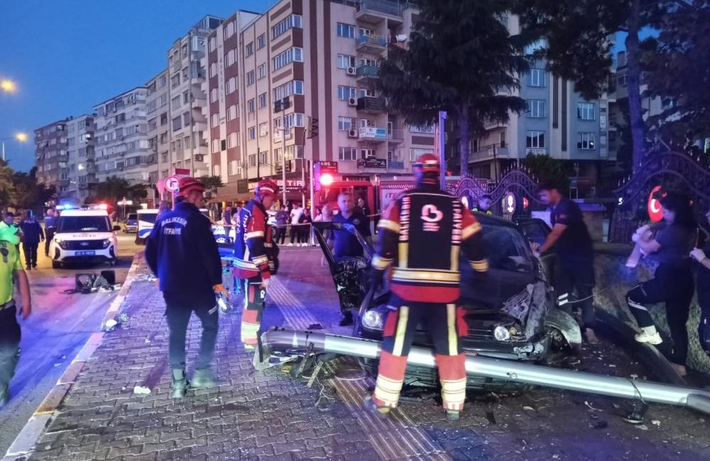 Balıkesir’de istinat duvarına çarpan otomobilin sürücüsü öldü Balıkesir’de istinat duvarına çarpan otomobilin sürücüsü ölürken, yanında yolcu olarak