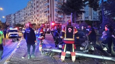 Balıkesir’de istinat duvarına çarpan otomobilin sürücüsü ölürken, yanında yolcu olarak