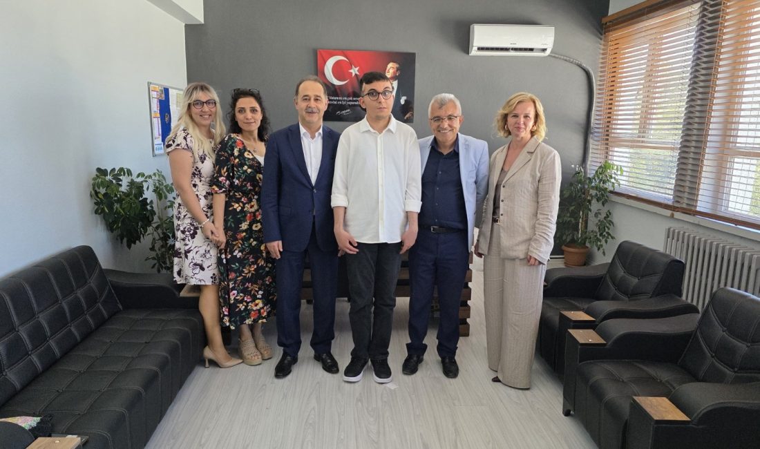 Kaymakam Aksakal’dan EKPSS başarısına destek Bandırma Kaymakamı Engin Aksakal, Kemal Pireci Anadolu Lisesi’ni ziyaret ederek