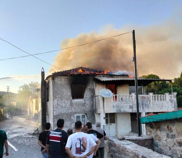 Ayvalık’ta metruk bir evde yangın çıktı. Küçükköy Mahallesi’nde saat 19.30