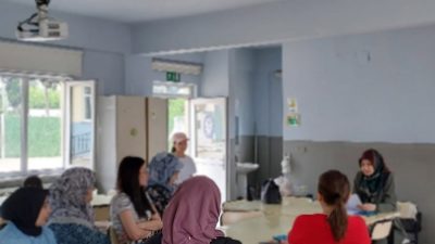 Aksakal Köyü İlkokulu’nda düzenlenen seminerde velilere, dijital dünyanın çocuklar üzerindeki