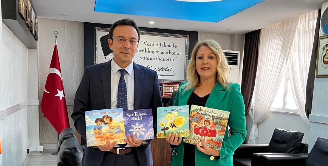 Müdür Aslan’a kitap takdimi Bandırma 600 Evler Anaokulu öğretmeni Seher Eroğlu’nun yazdığı kitaplar, İlçe