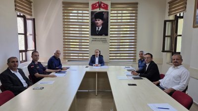 Bandırma Kaymakamı Engin Aksakal başkanlığında gerçekleştirilen toplantıda okul çevrelerinde alınan