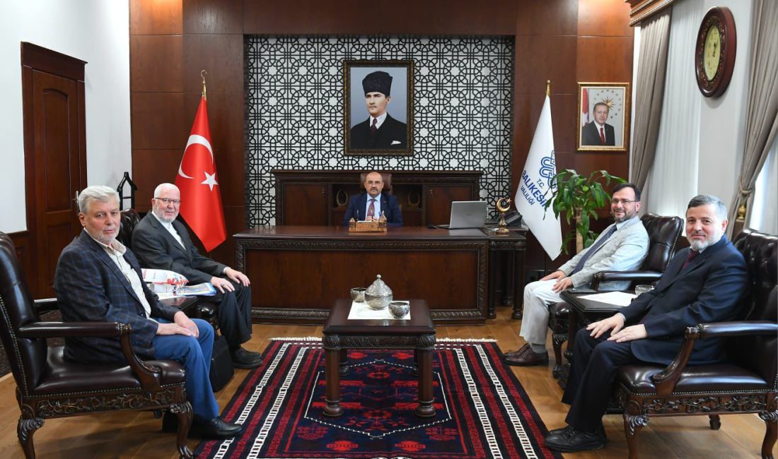 Bandırma Üniversitesi Camii Projesi Vali Ustaoğlu’na Anlatıldı Bandırma Onyedi Eylül Üniversitesi Camii Yaptırma ve Yaşatma Derneği yöneticileri,