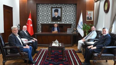 Bandırma Onyedi Eylül Üniversitesi Camii Yaptırma ve Yaşatma Derneği yöneticileri,