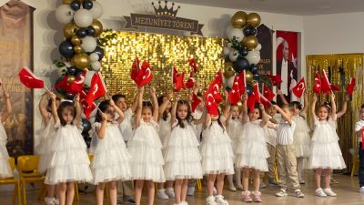 Cumhuriyet İlkokulu Anaokulu C Sınıfı kep attı Cumhuriyet İlkokulu Anaokulu C Sınıfı öğrencileri, düzenlenen mezuniyet töreniyle okul