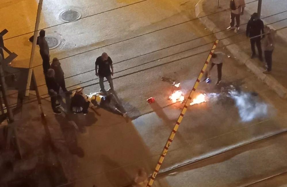 Bandırma’da, satışını yaptığı elindeki helyum gazlı balonlarla tren yolundan geçmeye