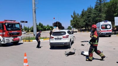 Balıkesir’de üniversitenin kampüs girişinde çarpışan araçlardaki 2 öğrenci yaralandı. Olay,
