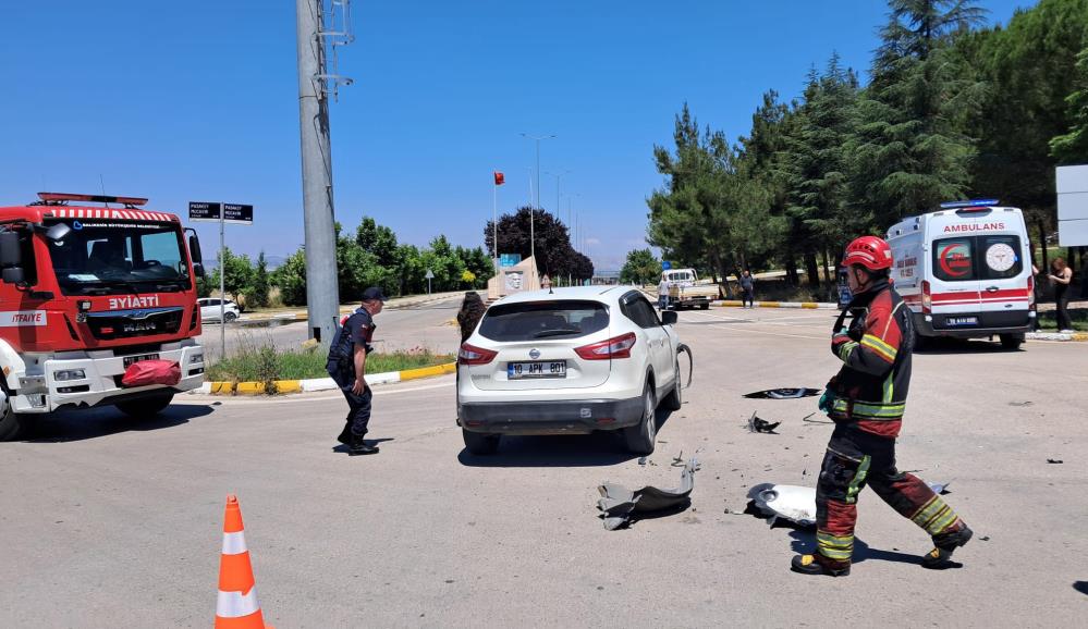 Balıkesir’de üniversitenin kampüs girişinde çarpışan araçlardaki 2 öğrenci yaralandı. Olay,