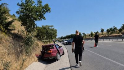 Balıkesir’de süt kamyonu ile çarpışan otomobilin sürücüsü, araçta sıkışarak hayatını