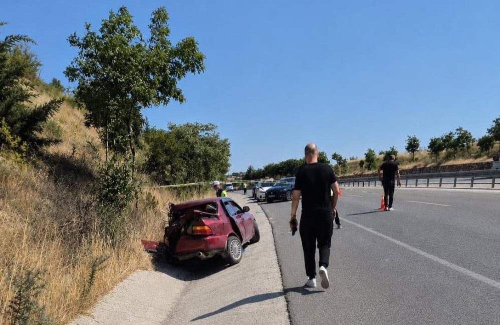 Balıkesir’de süt kamyonu ile çarpışan otomobilin sürücüsü, araçta sıkışarak hayatını