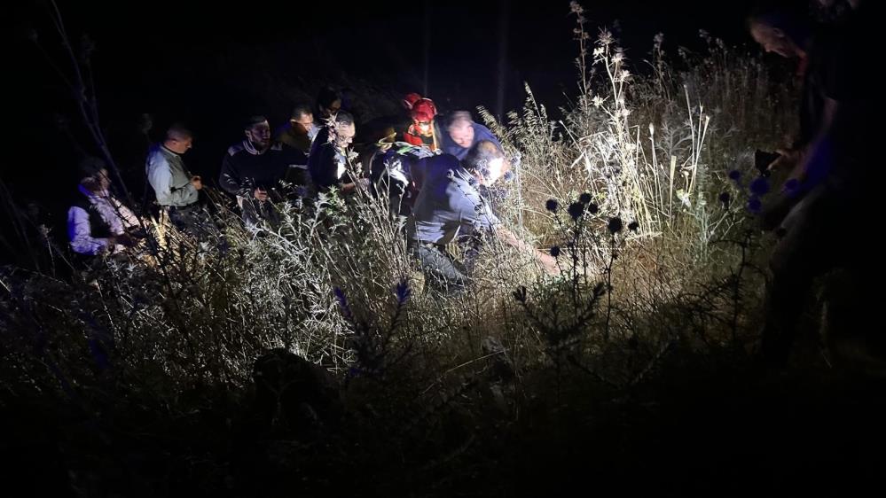 Balıkesir’de traktör yoldan çıktı: 3 yaralı Altıeylül ‘de yoldan çıkıp şarampole uçan traktörde bulunan 3 kişi