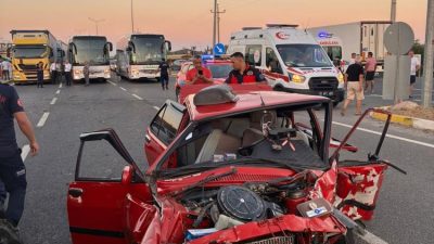  Edremit’te iki otomobilin kavşakta çarpışması sonucu meydana gelen feci trafik
