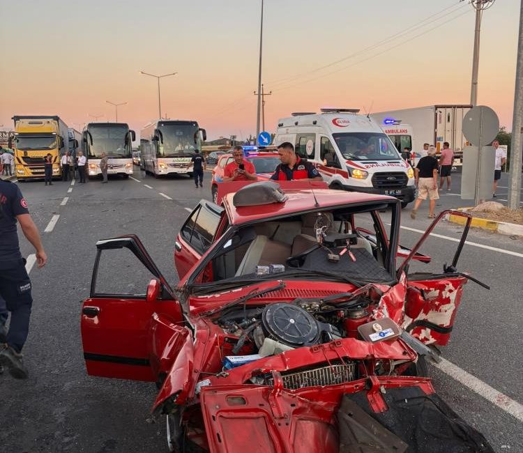  Edremit’te iki otomobilin kavşakta çarpışması sonucu meydana gelen feci trafik