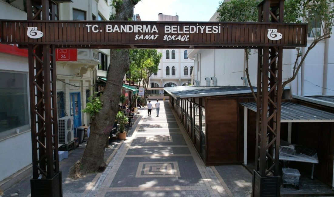 Bandırma Belediye Başkanı Dursun Mirza, yapımı devam eden Sanat Sokağı