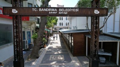 Bandırma Belediye Başkanı Dursun Mirza, yapımı devam eden Sanat Sokağı
