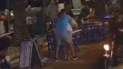 Avşa Adası’nda bir restoranda yemek yiyen müşteri, boğazına yemek kaçması