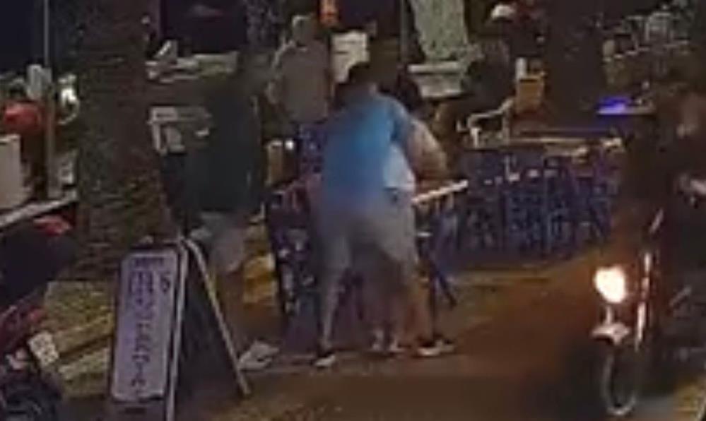Avşa Adası’nda bir restoranda yemek yiyen müşteri, boğazına yemek kaçması