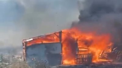 Ayvalık’ta çıkan ahır yangını ekiplerin yoğun müdahalesiyle söndürüldü. Yangın, saat