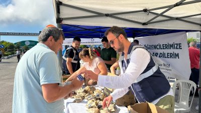 Bandırma Belediyesi, YKS’nin ikinci oturumunda okul önlerinde oluşturduğu stantlarla öğrencilere